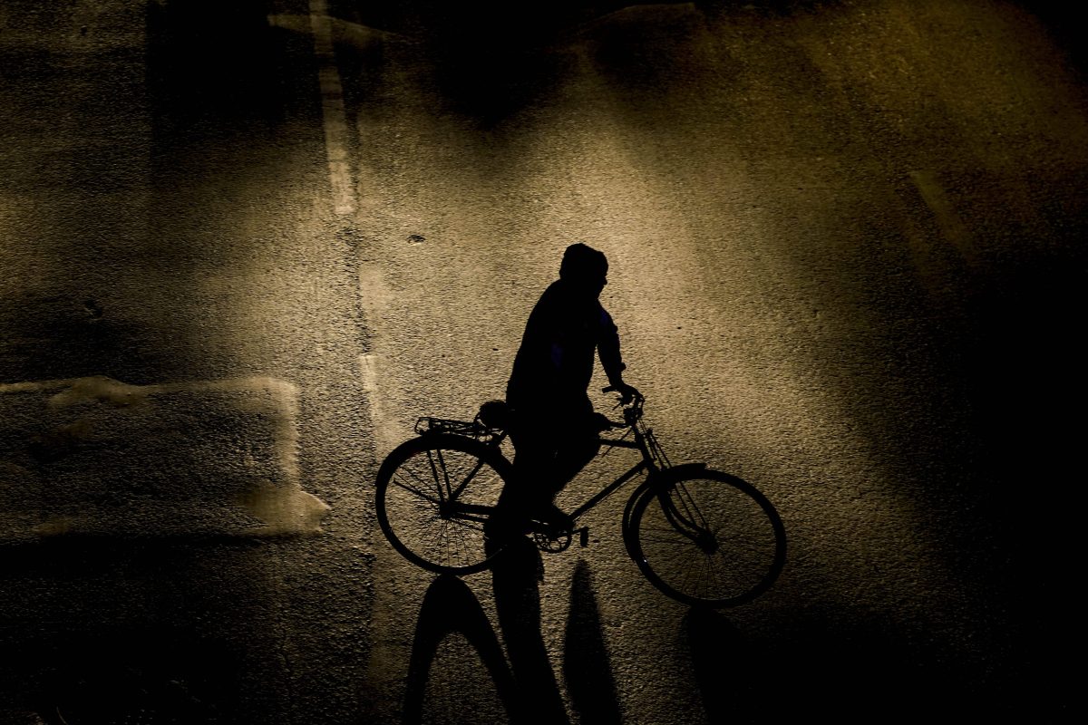 A39 Braunschweig Mann steht mit seinem Fahrrad auf der Autobahn