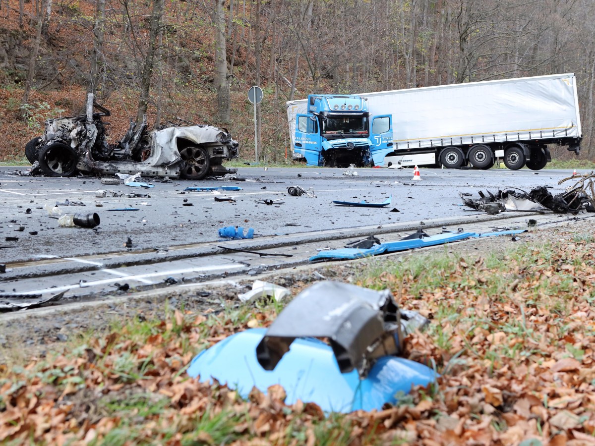 Ein völlig ausgebranntes Auto liegt am Unfallort auf der Bundesstraße 4 zwischen Bad Harzburg und Torfhaus kurz hinter Bad Harzburg nach einen schweren Verkehrsunfall zwischen einem Lkw und einem Pkw. (zu dpa: «Ein Toter und völlig ausgebranntes Auto bei Unfall nahe Bad Harzburg ») +++ dpa-Bildfunk +++