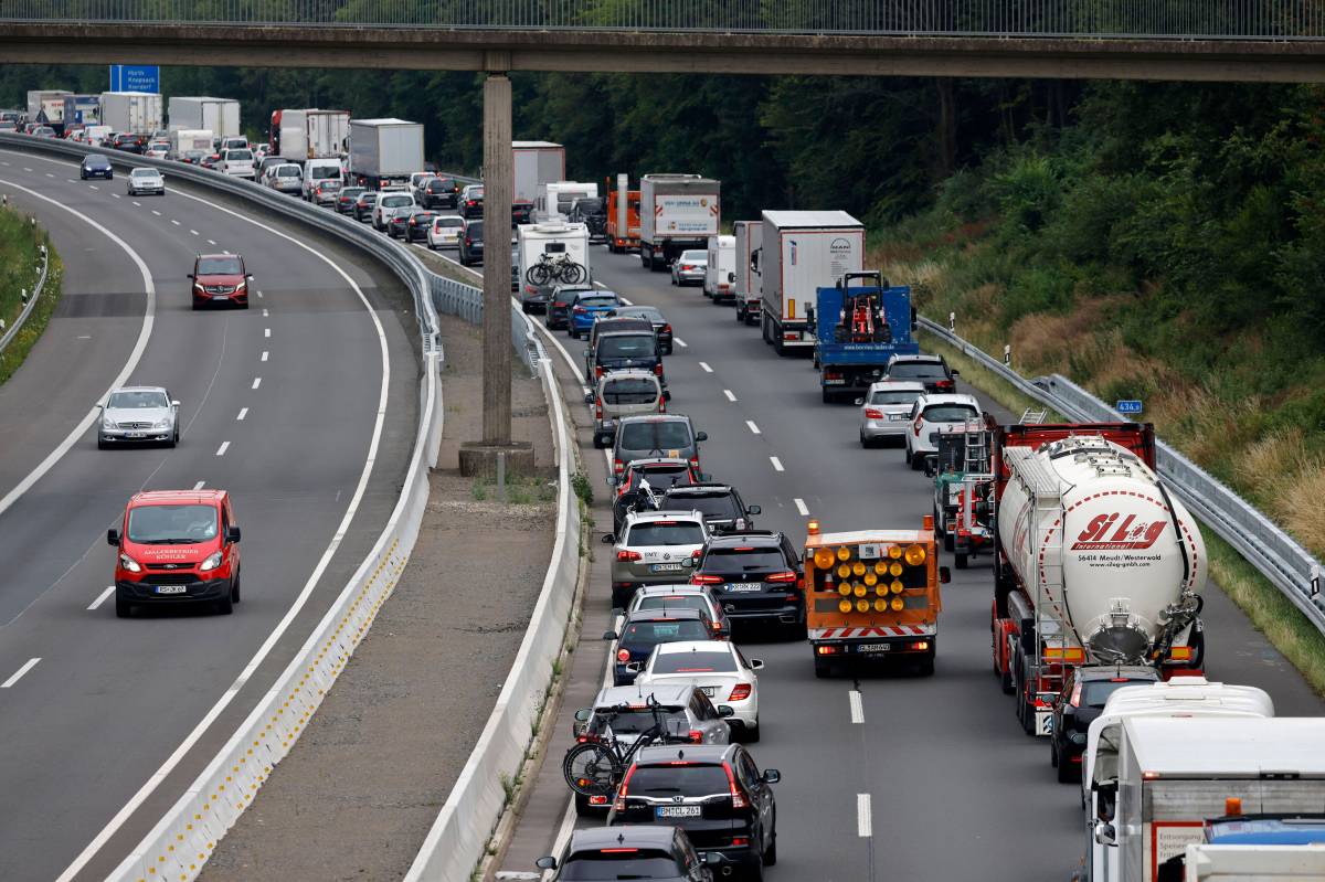 Nach einem Unfall auf der A2 bei Braunschweig staut es sich kilometerweit. (Symbolbild)