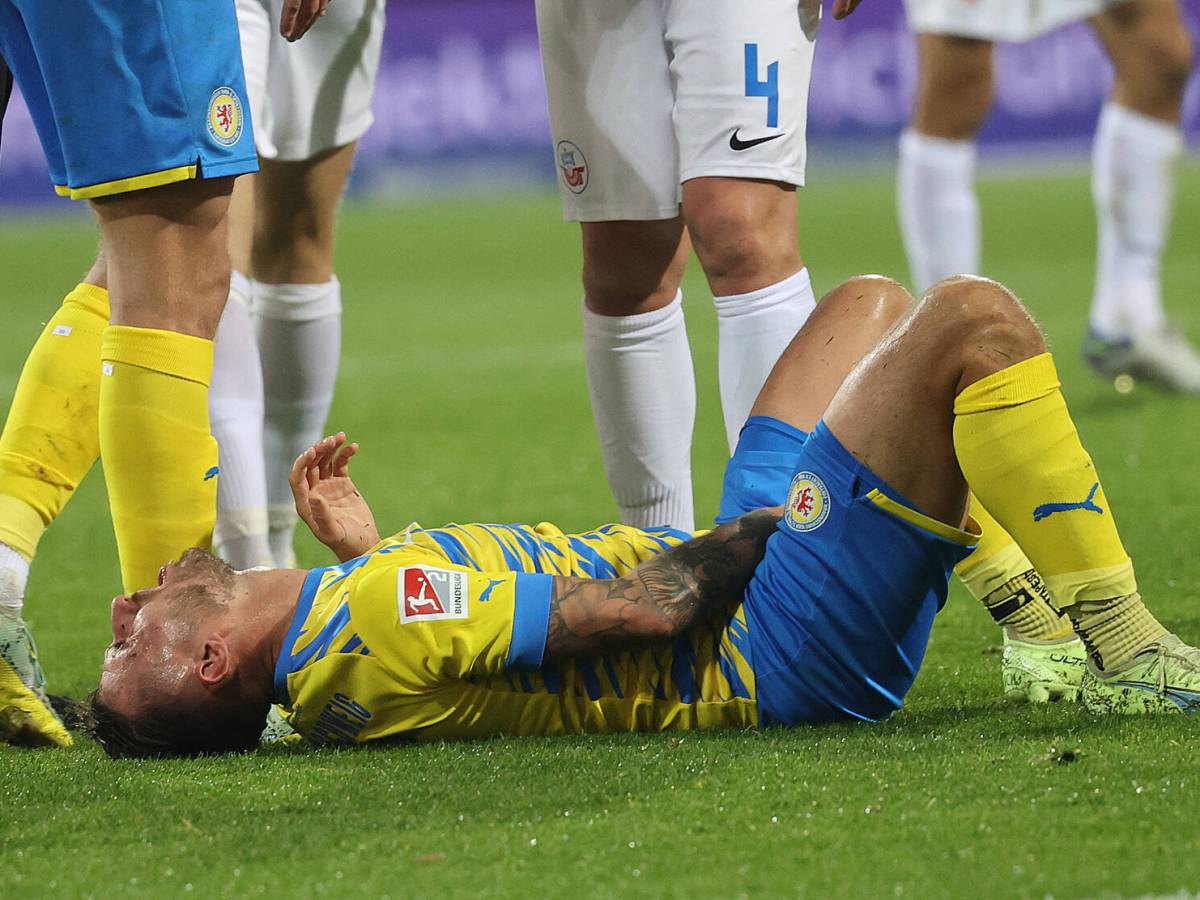 Robin Krauße von Eintracht Braunschweig hält sich die Kronjuwelen.