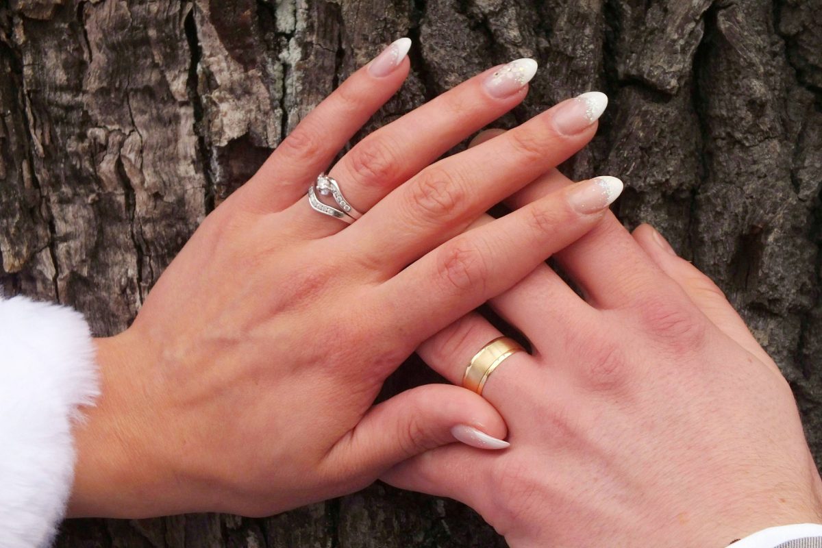 Hochzeit Hand von Braut und Bräutigam