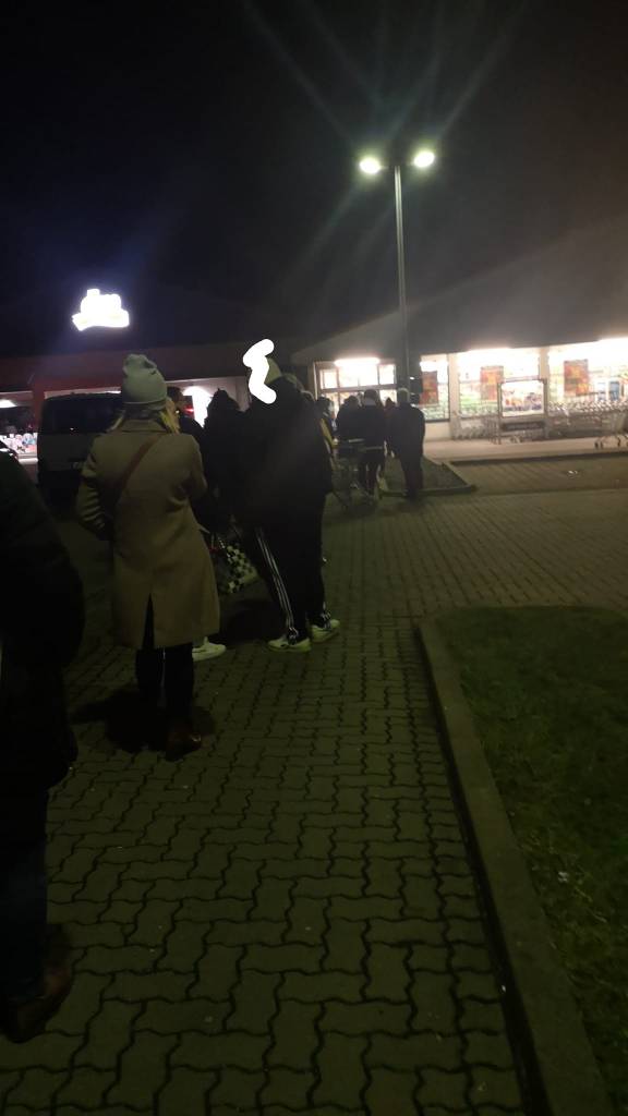 Die Schlange beim Lidl-Markt in Wolfenbüttel war schon vor 7 Uhr Dutzende Meter lang.