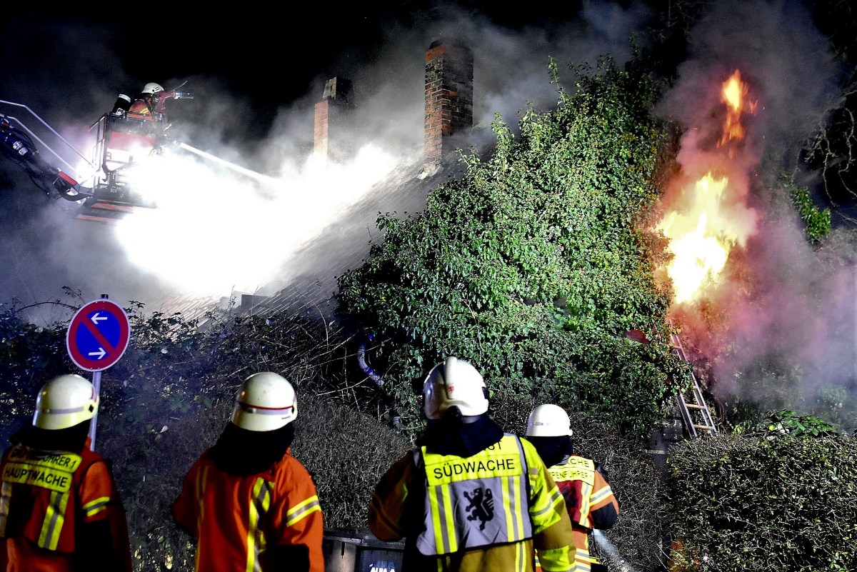 Großeinsatz für die Feuerwehr in Braunschweig! Ein verwildertes Haus stand in Flammen.