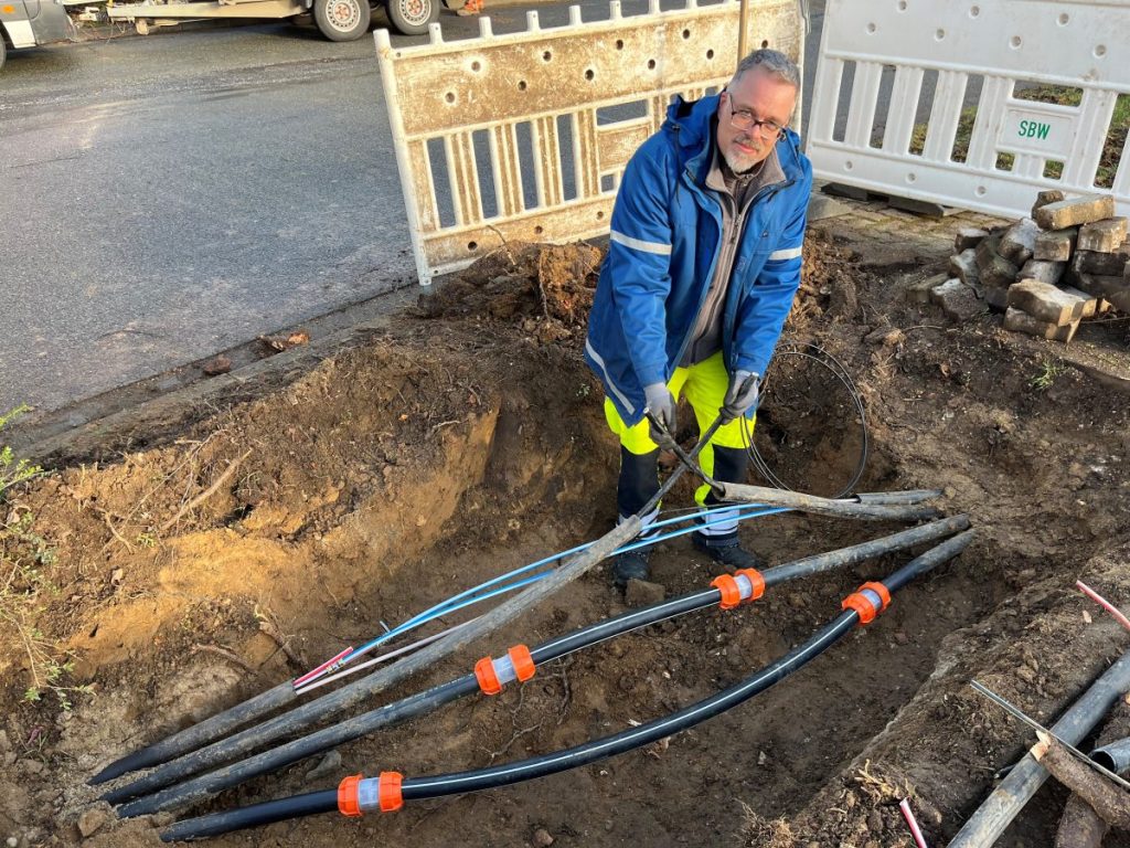 Stadtwerke-Mitarbeiter Sven Husung an der Problemstelle in Wolfenbüttel.