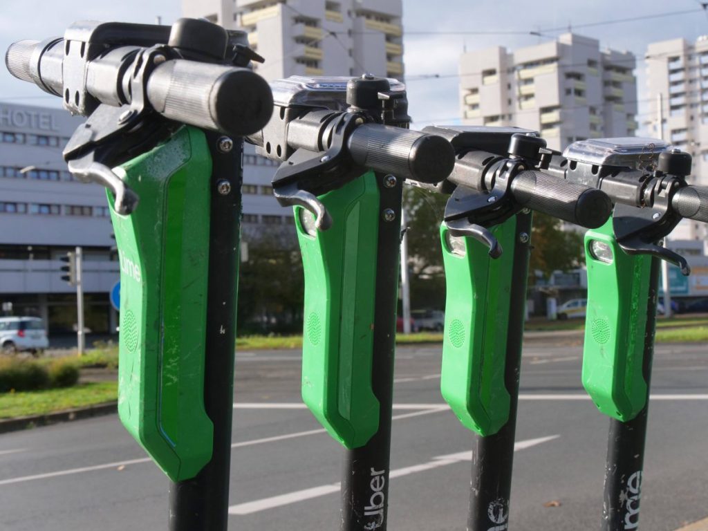 Auch in Braunschweig nutzen viele Menschen die E-Scooter. Nicht immer ganz nüchtern.