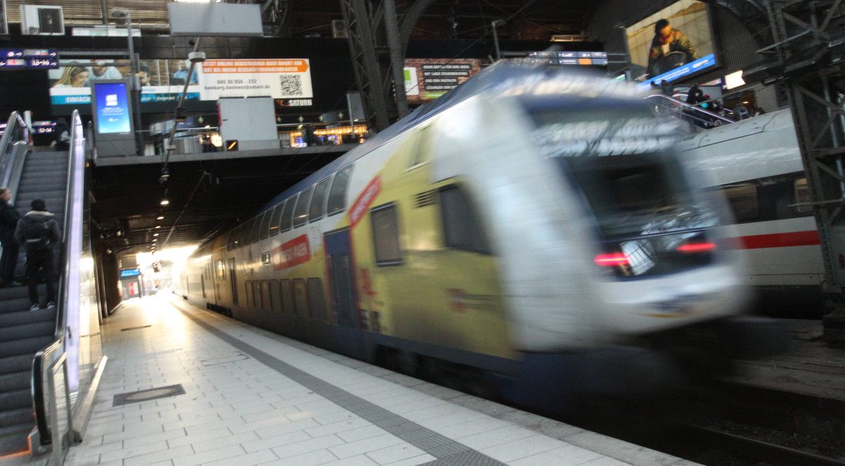 Hunderte Eintracht Braunschweig-Fans machen sich am Sonntagmorgen per Zug auf in Richtung Hamburg. Auf der Fahrt gelten klare Regeln. Ob das gut geht?