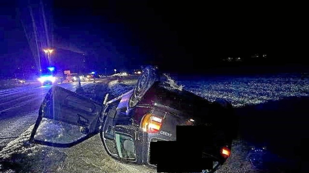 Der VW Polo blieb nach dem Unfall in Wolfsburg auf dem Dach liegen. 