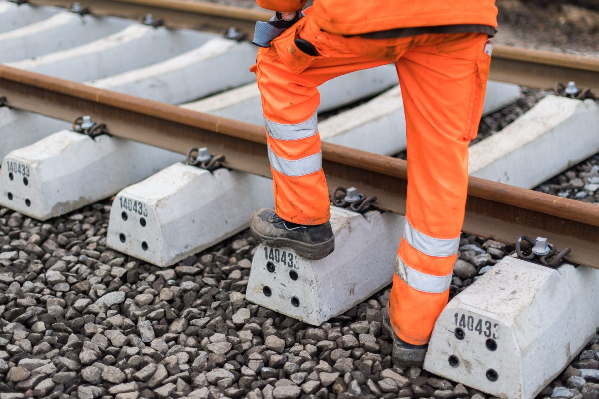 Oh, oh! Das wird vielen Braunschweigern und Wolfsburgern gar nicht gefallen! Die Bahn sagt, dass sich die Bauarbeiten an der Weddeler Schleife verzögern...