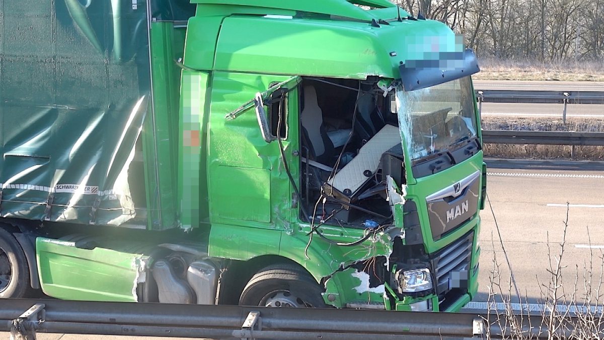 A2 Bei Helmstedt Heftiger Unfall Fünf Lkw Verwickelt News38de