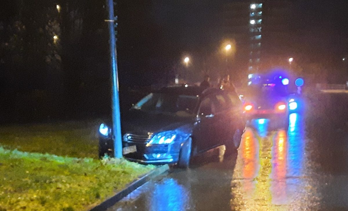 An dieser Laterne an der Frankfurter Straße in Wolfsburg endete die Fahrt schlagartig.