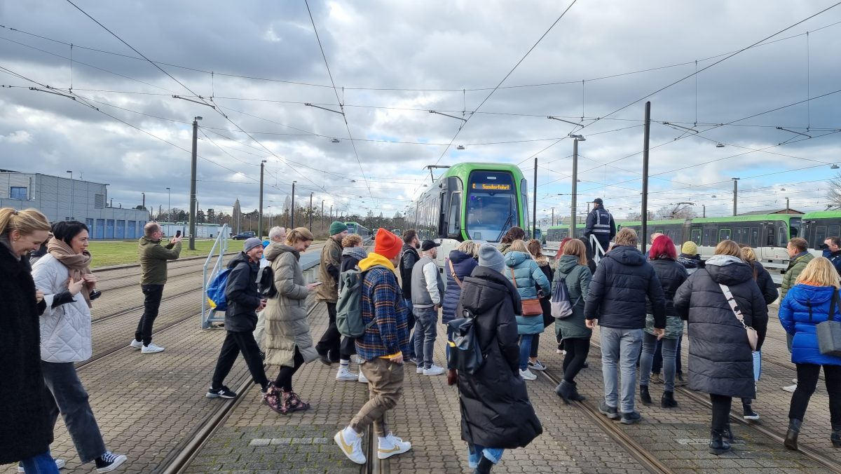 Fans auf dem Weg zu einem ganz besonderen Konzert in der Straßenbahn.