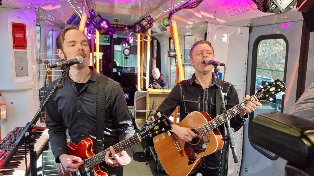 Die Band Mando Diao spielt in der Stadtbahn Hannover. 