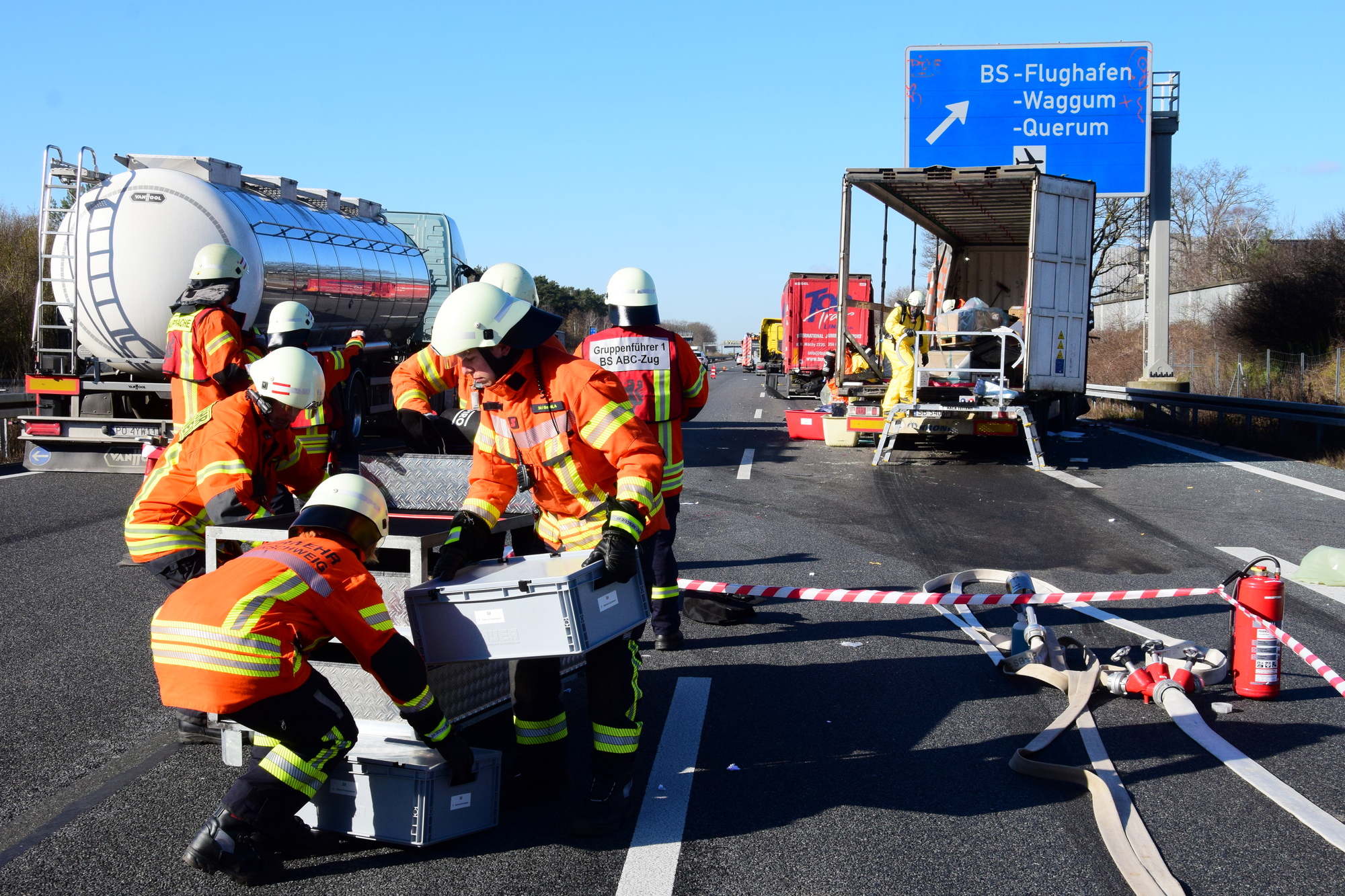 A2 Bei Braunschweig: Lkw-Crash! Giftige Säure Suppt Auf Die Fahrbahn ...