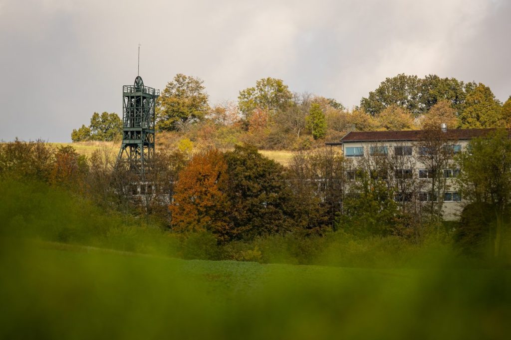 Der Förderturm des ehemaligen Salzbergwerkes Asse II ist hinter einem Feld zu sehen.