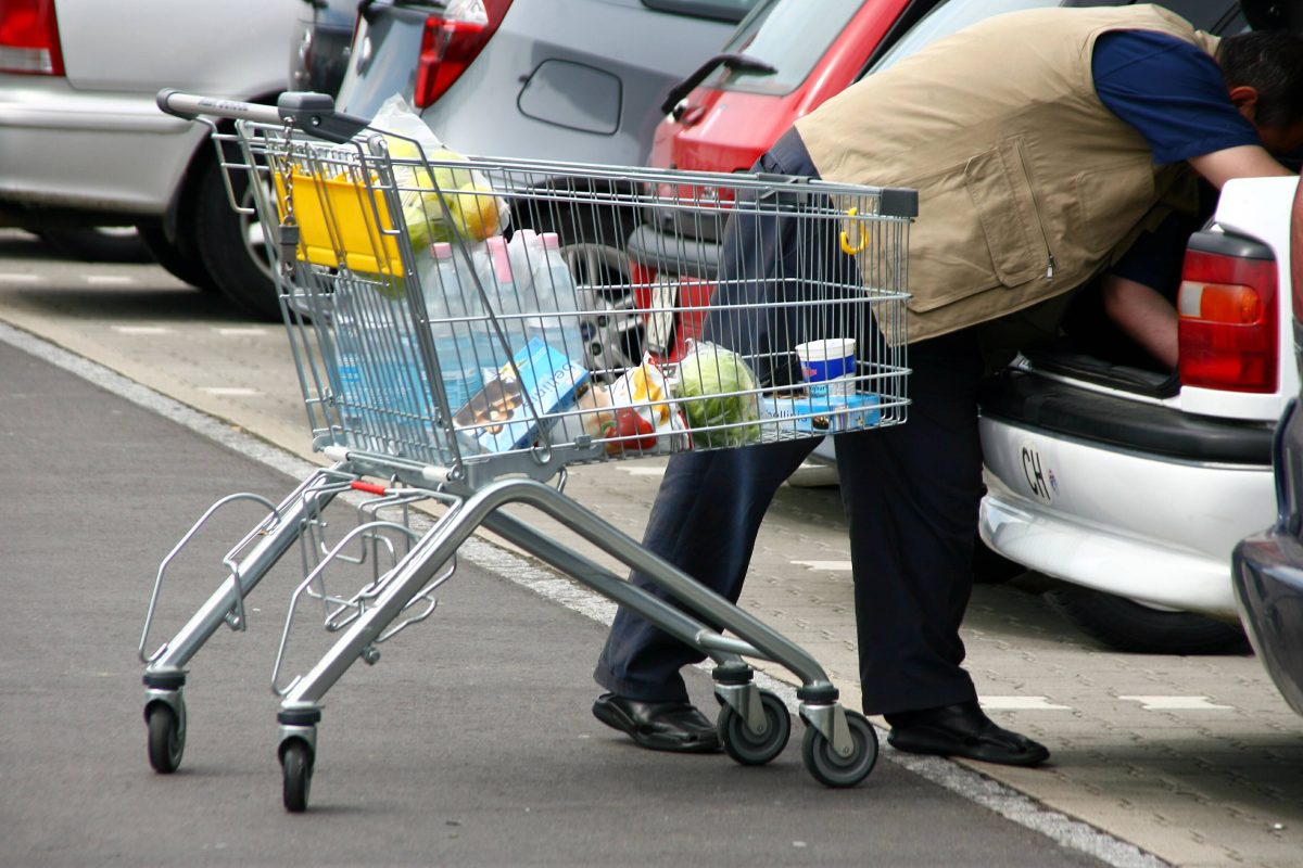 Ein Mann wollte seinen Einkauf in sein Auto laden – doch dann wurde es plötzlich brutal! (Symbolbild)