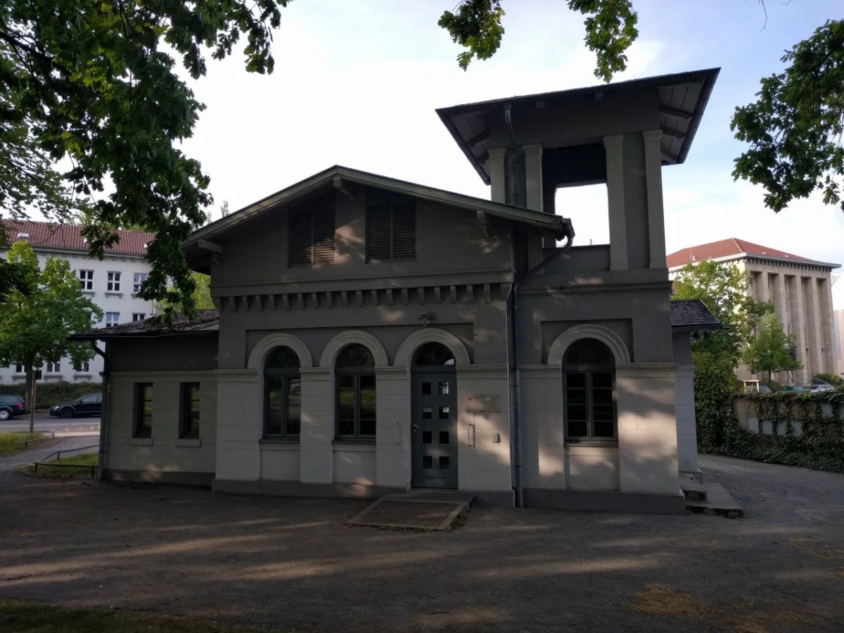 Die Gedenkstätte Schillstraße, die der Opfer des ehemaligen KZ-Außenlagers Neuengamme gedenkt.