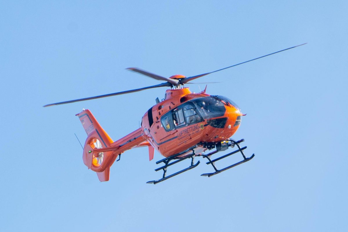 Rettungshubschrauber fliegt