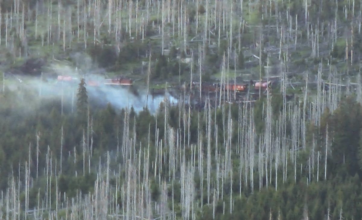 n der Gegend am Brocken ist am Sonntagabend ein Brand ausgebrochen und Rauch steigt auf. Die Brockenbahn ist am Brandort zu sehen.