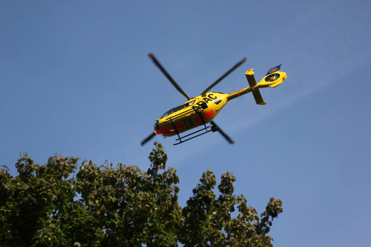 Ein Rettungshubschrauber in der Luft