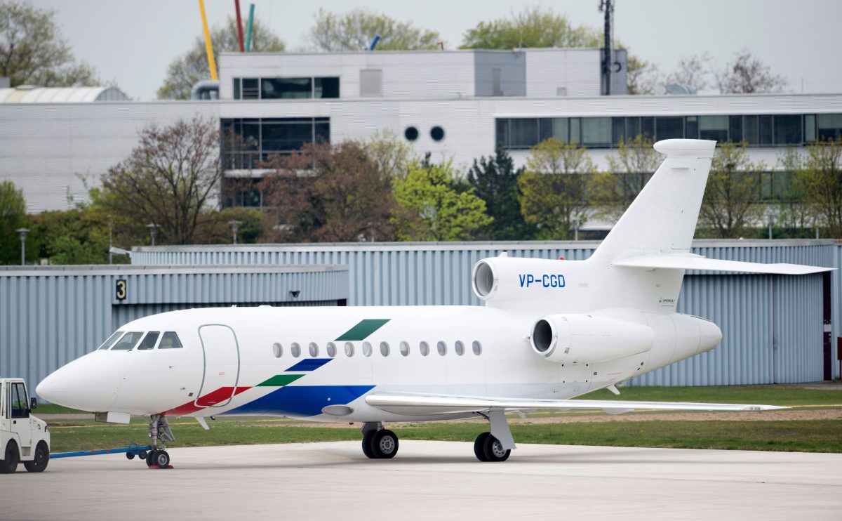 Ein Privatflugzeug des Volkswagen Konzerns steht am Flughafen in Braunschweig. Wenn es nach der Grünen Jugend geht, soll damit bald Schluss sein. (Archivbild)