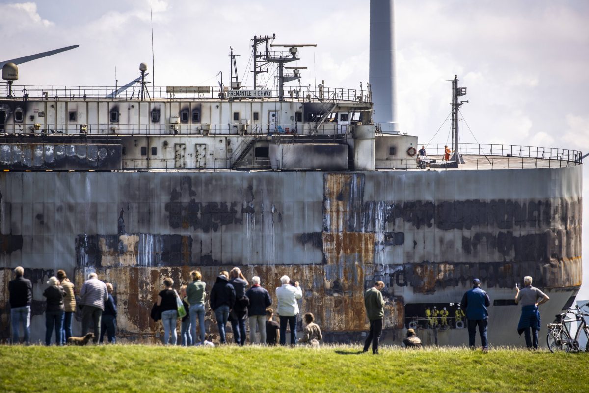 Der unter der Flagge Panamas fahrende Frachter mit etwa 3800 Autos an Bord war vor gut einer Woche auf dem Weg von Bremerhaven nach Singapur, als vor der niederländischen Küste Feuer ausbrach.