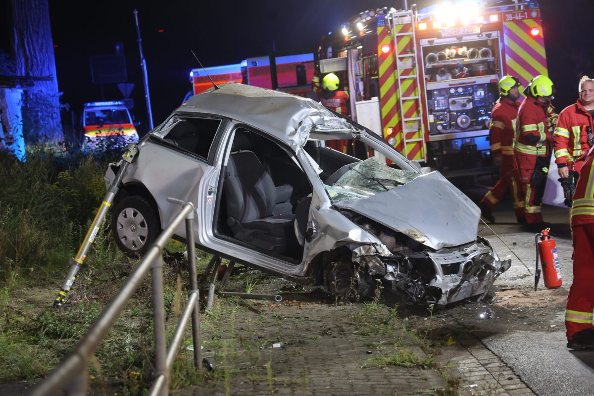 Dieser VW Polo landete am frühen Morgen in Salzgitter auf einem Geländer.