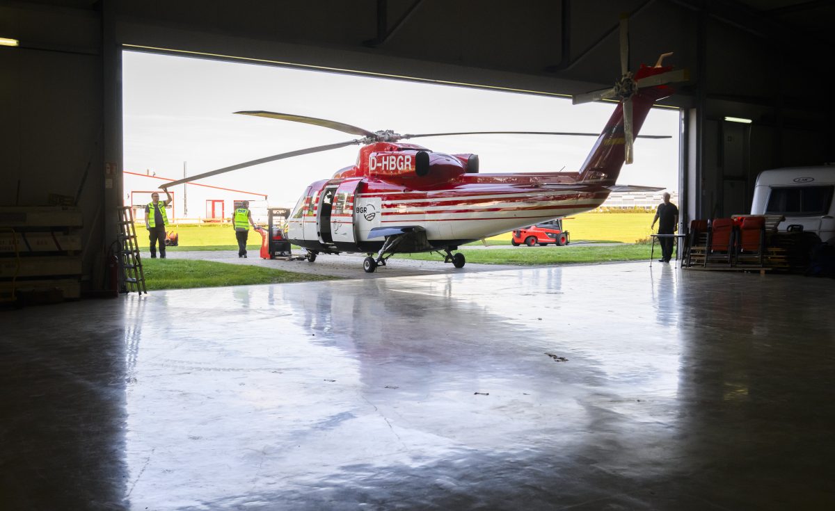 Ein Hubschrauber der Bundesanstalt für Geowissenschaften und Rohstoffe BGR wird am Flugplatz Hildesheim aus dem Hangar geschoben. Anhand einer neuen Messmethode wollen Forscher aus der Luft herausfinden, ob im Harz noch Stoffe im Boden lagern, die den Abbau lohnen. Die Forschungsflüge finden im Rahmen des vom Bundesministerium für Bildung und Forschung geförderten Projektes DESMEX-Real statt.