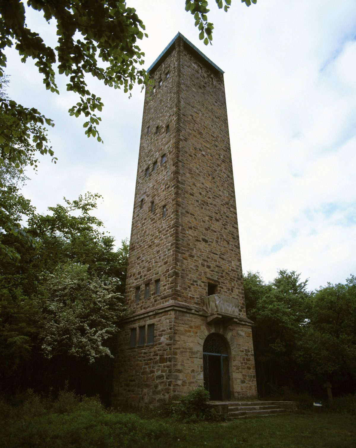 Eine entspannte Wanderung zum Sollingturm beim Harz nahm eine schockierende Wendung. Die Wanderer sitzen fest. Lies hier mehr dazu.