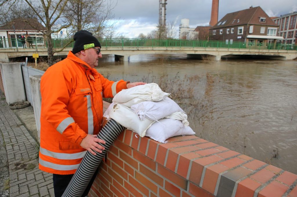 Feuerwehrmann Michael Lenders schaut sich in Schladen den Wasserstand der Oker an.