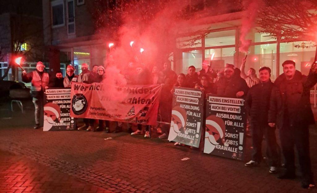 Mit Bannern, Sprechchören und Bengalo-Feuer machte am Mittwochabend eine Spontankundgebung von Nikoläusen in Salzgitter-Lebenstedt auf das Problem von fehlenden Ausbildungsplätzen aufmerksam.