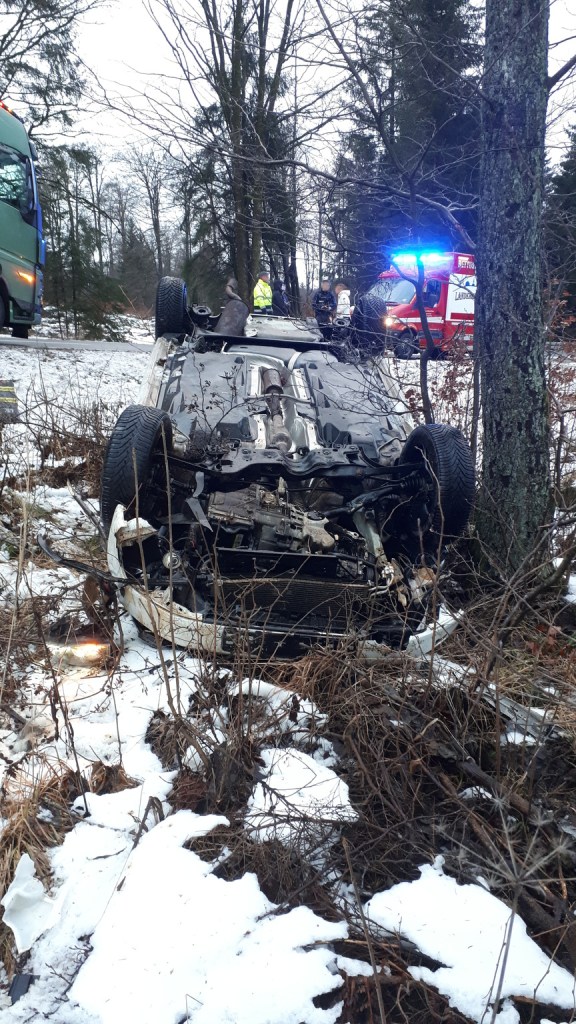 Dieser VW landete auf dem Dach. 