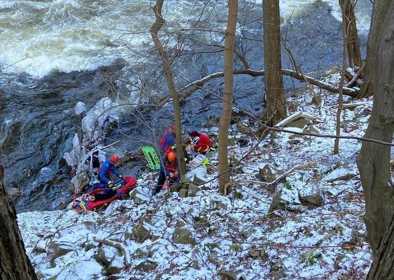 Da anfangs nicht ausgeschlossen werden konnte, ob die Person an oder in der Bode liegt, wurde die Wasserrettung mit alarmiert.