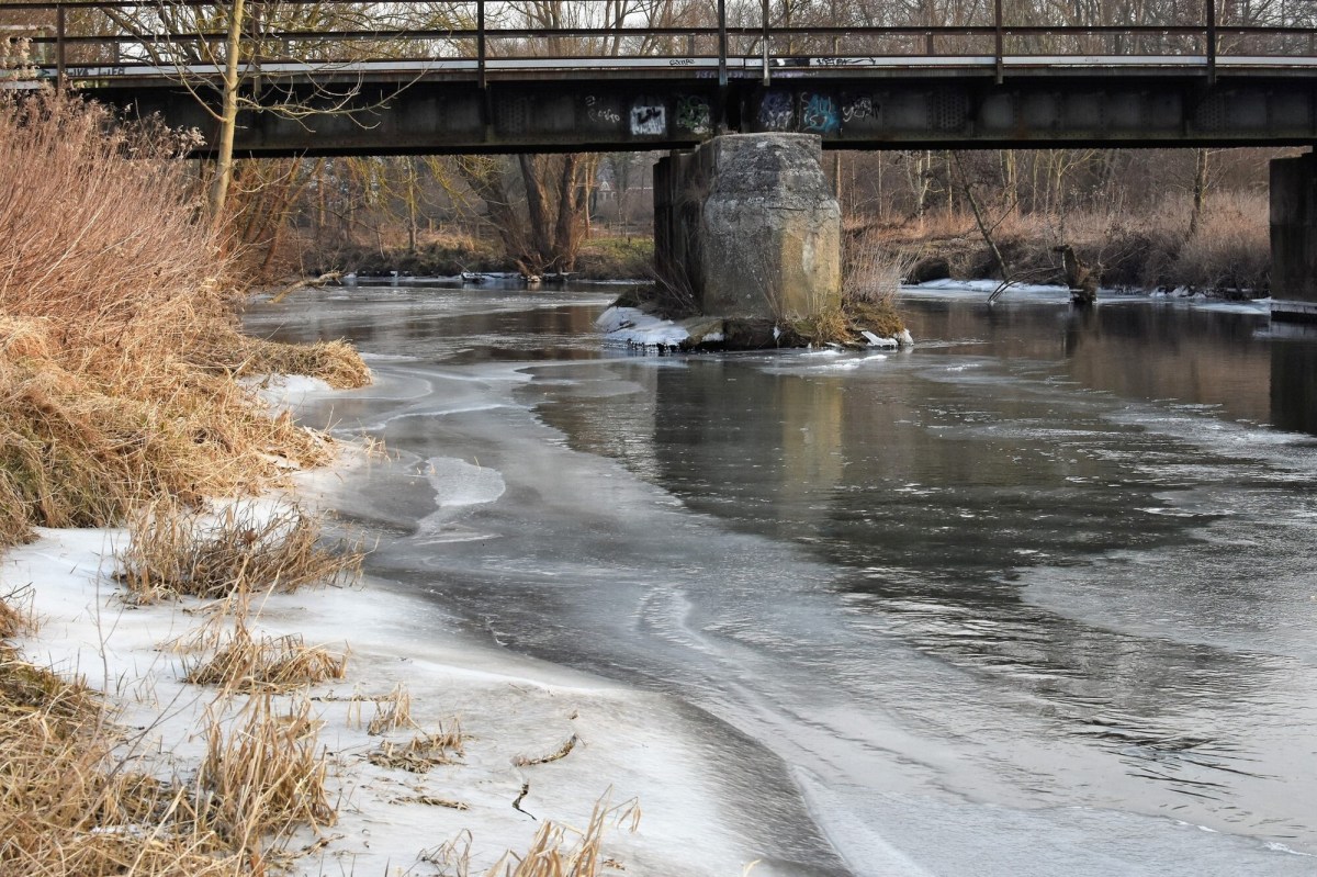 Zugefrorene Eisfläche im Winter