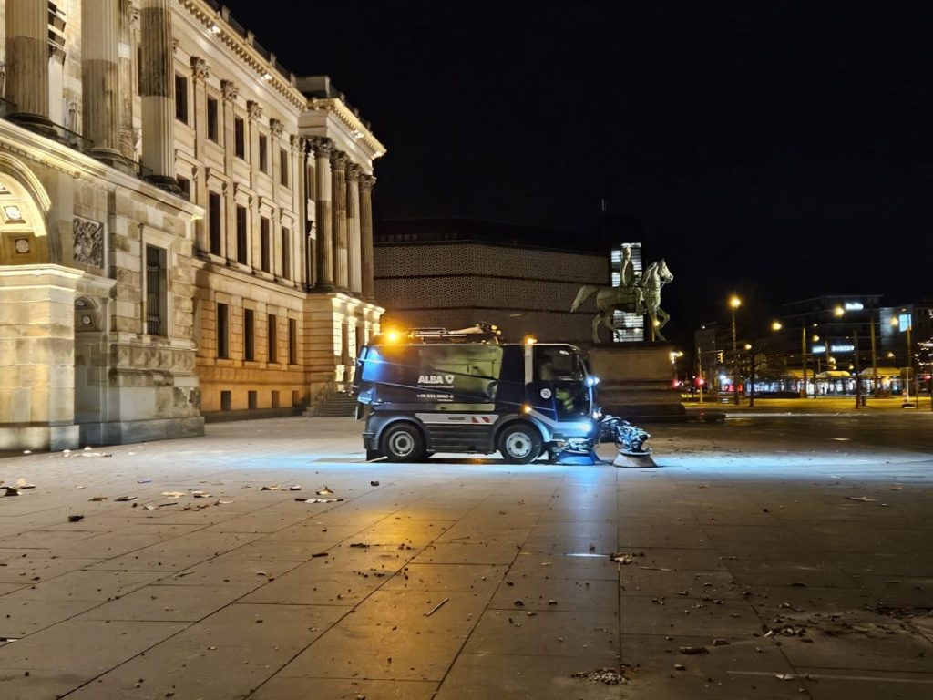 Am frühen Neujahrsmorgen war rund ums Schloss Braunschweig Großreinemachen angesagt.