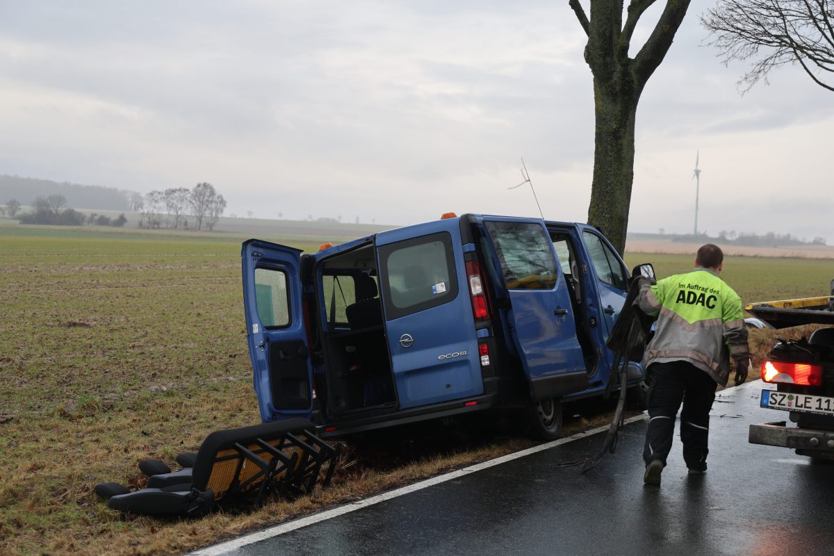 Dieser vollbesetzte Transporter war am Morgen auf dem Weg in Richtung Söhlde – bis dahin kam er aber nicht.