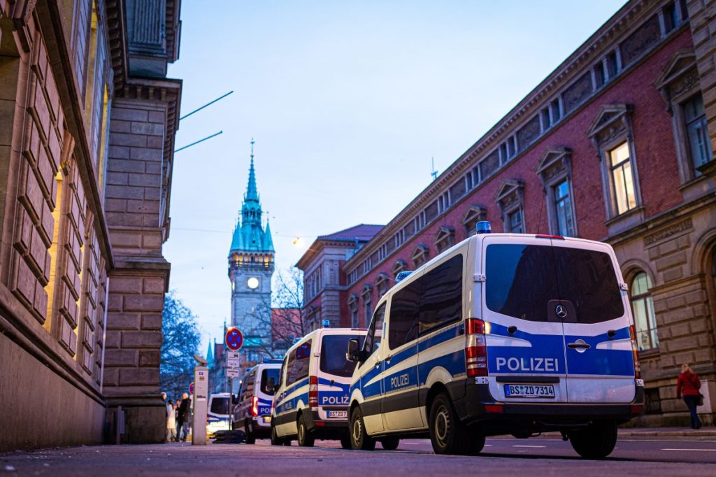 Einsatzfahrzeuge der Polizei parken am Morgen vor dem Landgericht Braunschweig. Dem Angeklagten Christian B. werden drei Fälle schwerer Vergewaltigung und zwei Fälle des sexuellen Missbrauchs von Kindern in Portugal vorgeworfen. Ermittler verdächtigen den Deutschen auch im Fall Maddie.