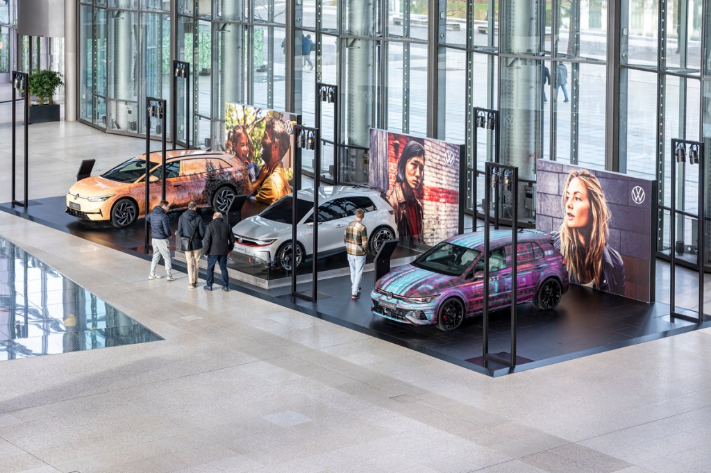 Auf der Piazza der Autostadt werden besondere VW-Modelle ausgestellt. 