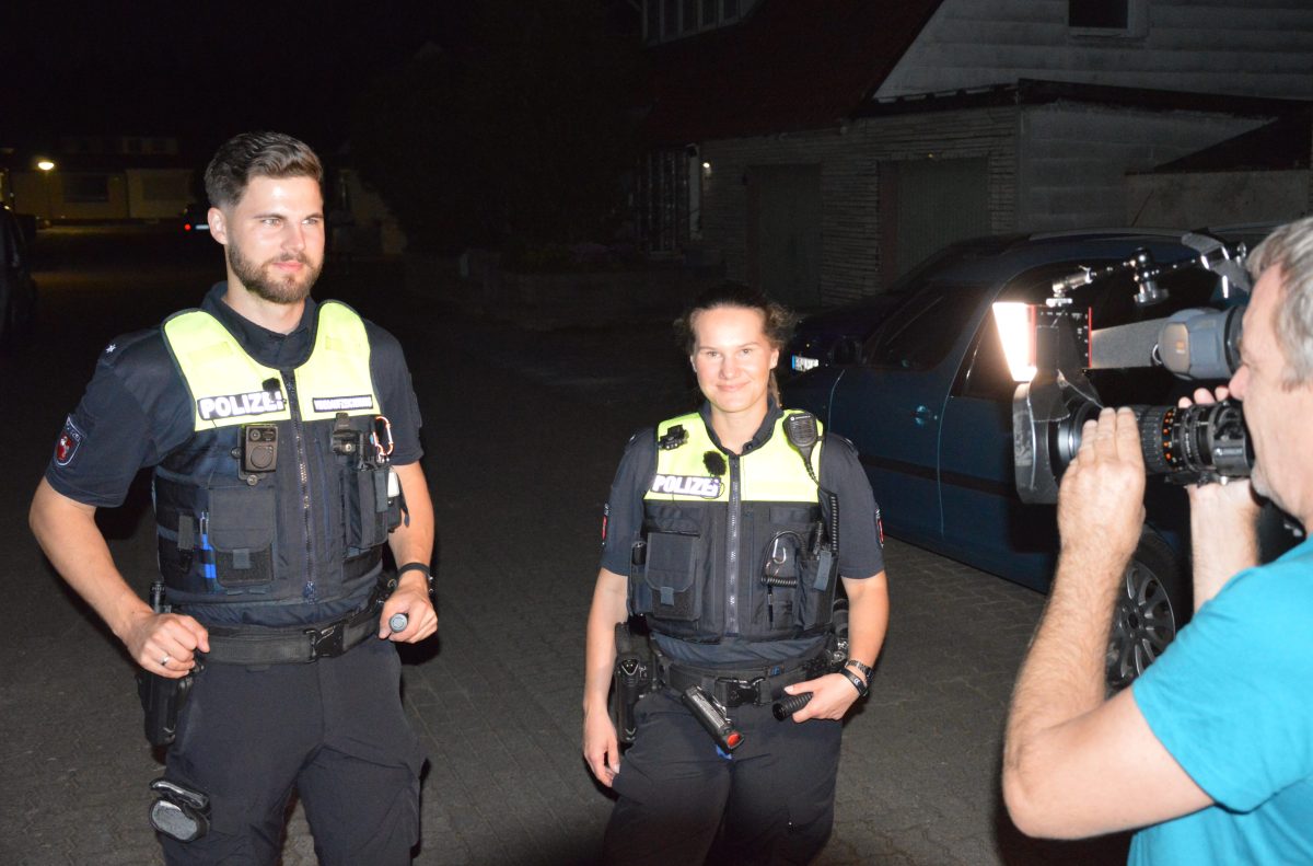 Michael und Lisa von der Polizei Salzgitter wurden über mehrere Schichten von einem Kamerateam begleitet.