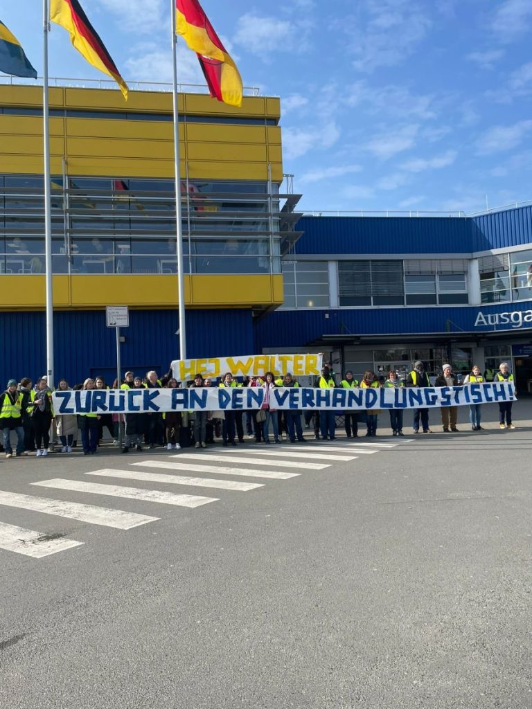 Ikea-Beschäftigte haben in Braunschweig eine klare Botschaft mitgebracht.