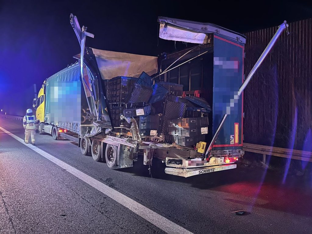 Auch der vordere Lkw wurde massiv beschädigt.