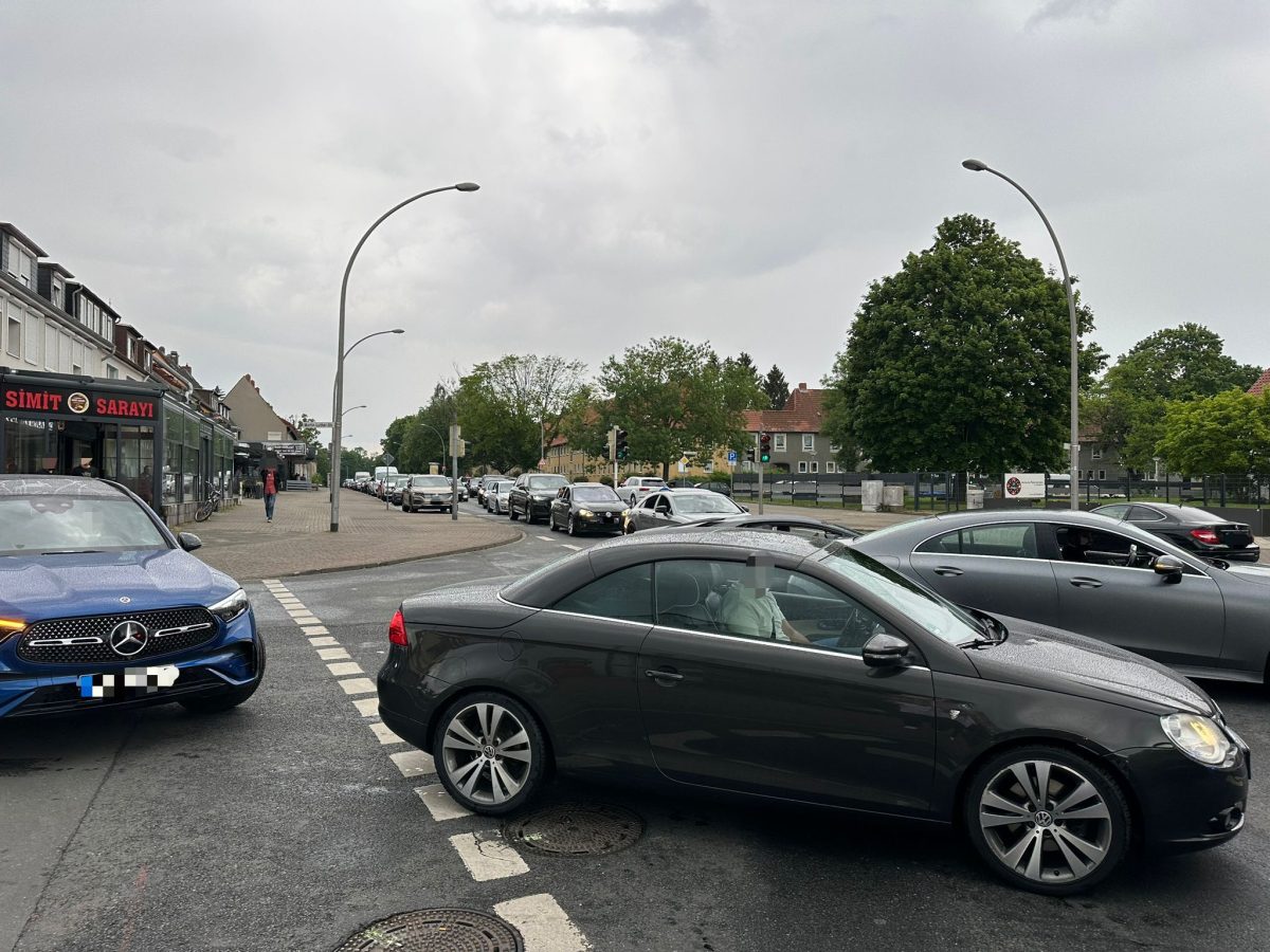 Ein Hochzeitskorso hat am Pfingstsonntag in Salzgitter einige Straßen verstopft.