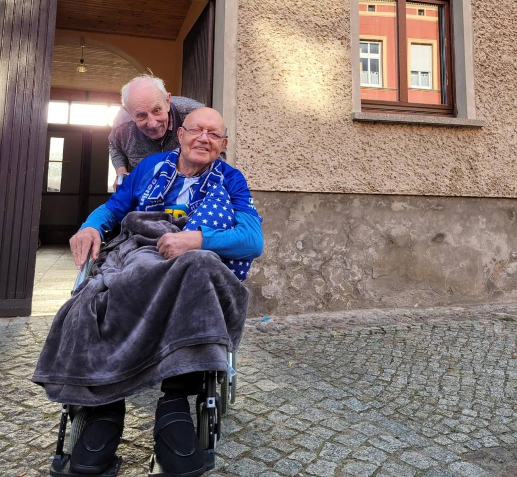 Wiedersehen nach über zehn Jahren: Manni und Gerhard sind glücklich.