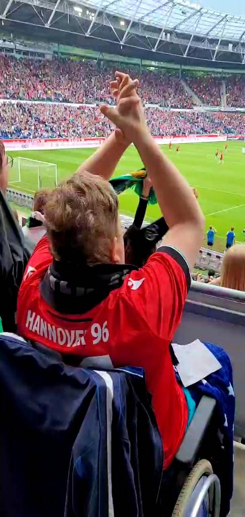 Einmal noch im Stadion jubeln - das hat sich der 48-Jährige Axel so sehr gewünscht. Bis zu seiner schweren Krebserkrankung hat er selber aktiv Fußball gespielt.
