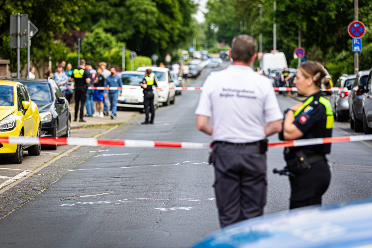 Einsatzkräfte von Polizei und Rettungsdienst stehen an einer Polizeiabsperrung. Bei einem Verkehrsunfall in der Region Hannover ist ein Kind tödlich verletzt worden. Der Junge war unvermittelt auf die Straße gelaufen, wie die Polizei mitteilte.