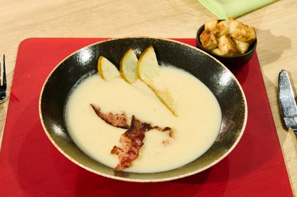 Sellerie-Birnen-Süppchen mit Vanille-Croûtons und krossem Bacon Vorspeise von Tanja Barbei.