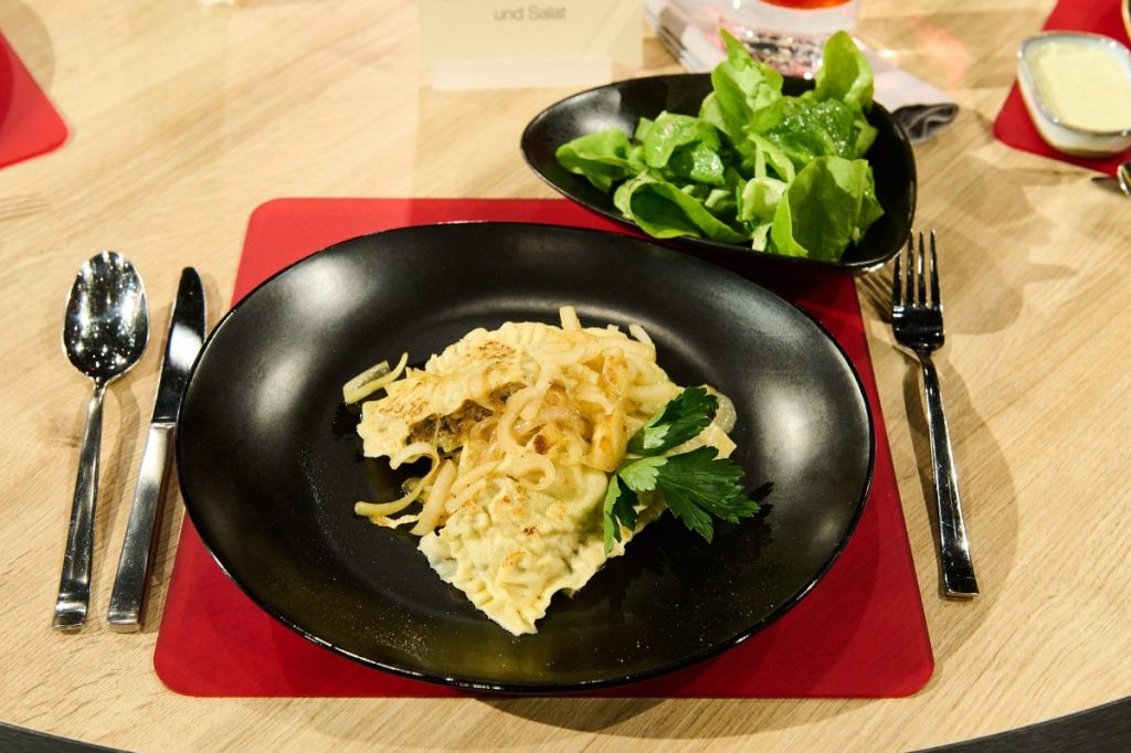 Maultaschen mit karamellisierten Zwiebeln und Salat - das Leibgericht von Tanja Barbei aus Helmstedt.