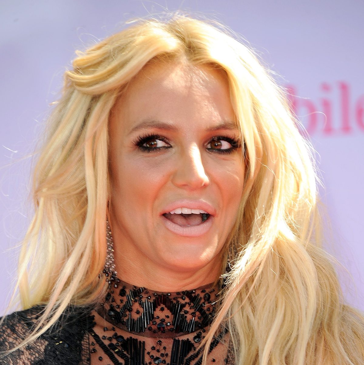 Britney Spears ist komplett nackt am Strand.