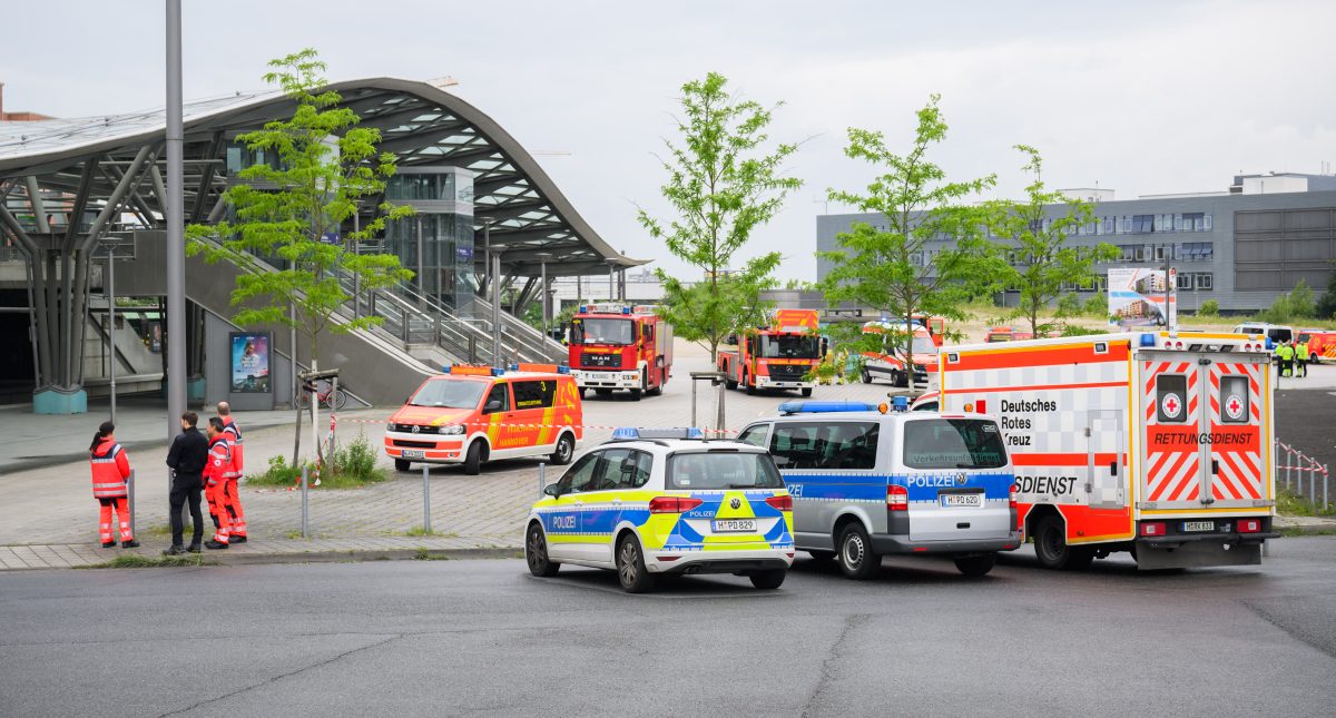 RettungskrÃ¤fte von Feuerwehr, Rettungsdiensten und Polizei stehen am Bahnhof Messe Ost. Ein leere Stadtbahn war am Mittag auf eine mit zahlreichen FahrgÃ¤sten besetze Stadtbahn aufgefahren. Die Feuerwehr hat das Alarmstichtwort Massenanfall von Verletzten ausgelÃ¶st.