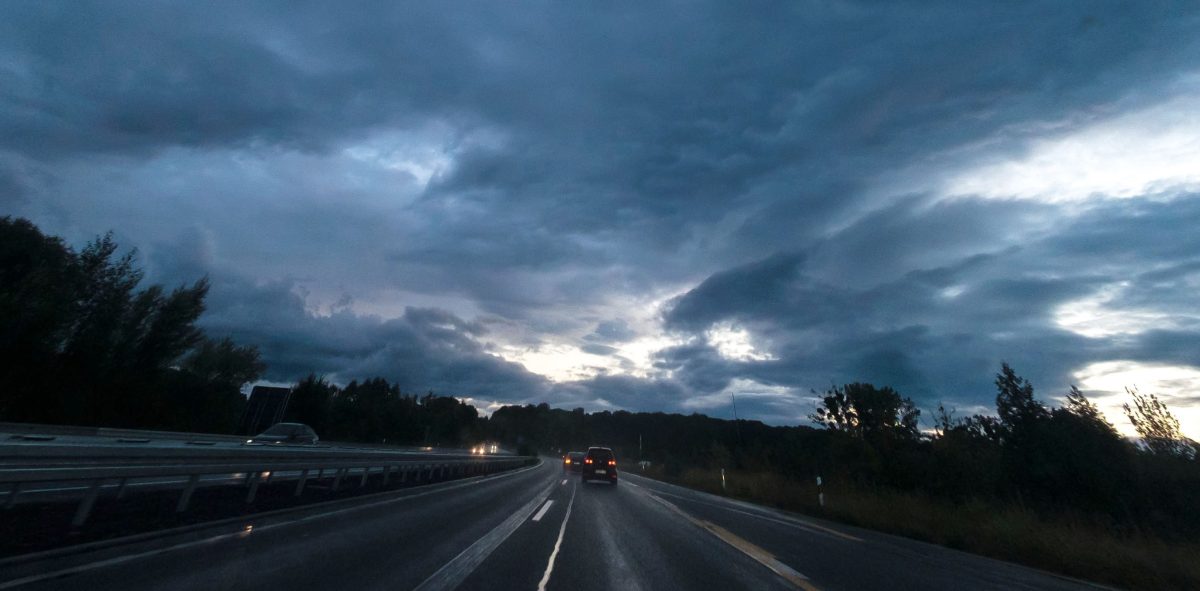 Dunkle Regenwolken sind am Himmel Ã¼ber der A2 bei Braunschweig zu sehen.