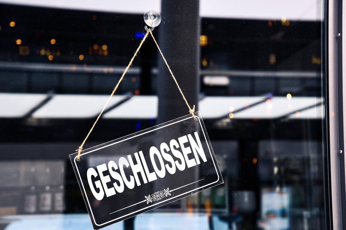 "Geschlossen"-Schild vor Restaurant